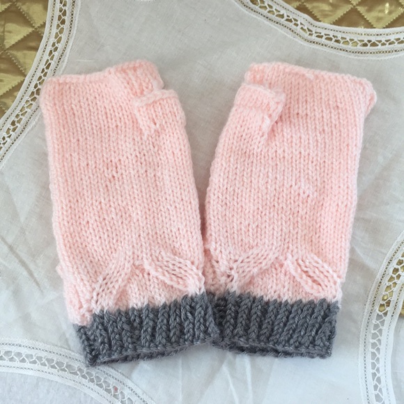 Elegant decorative collar round yoke with classic hat and finger less mittens - Picture 6 of 10